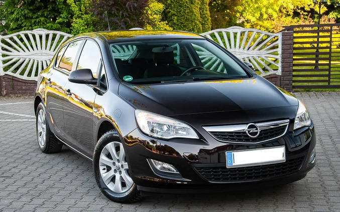 Opel Astra cena 29900 przebieg: 170000, rok produkcji 2012 z Bierutów małe 596